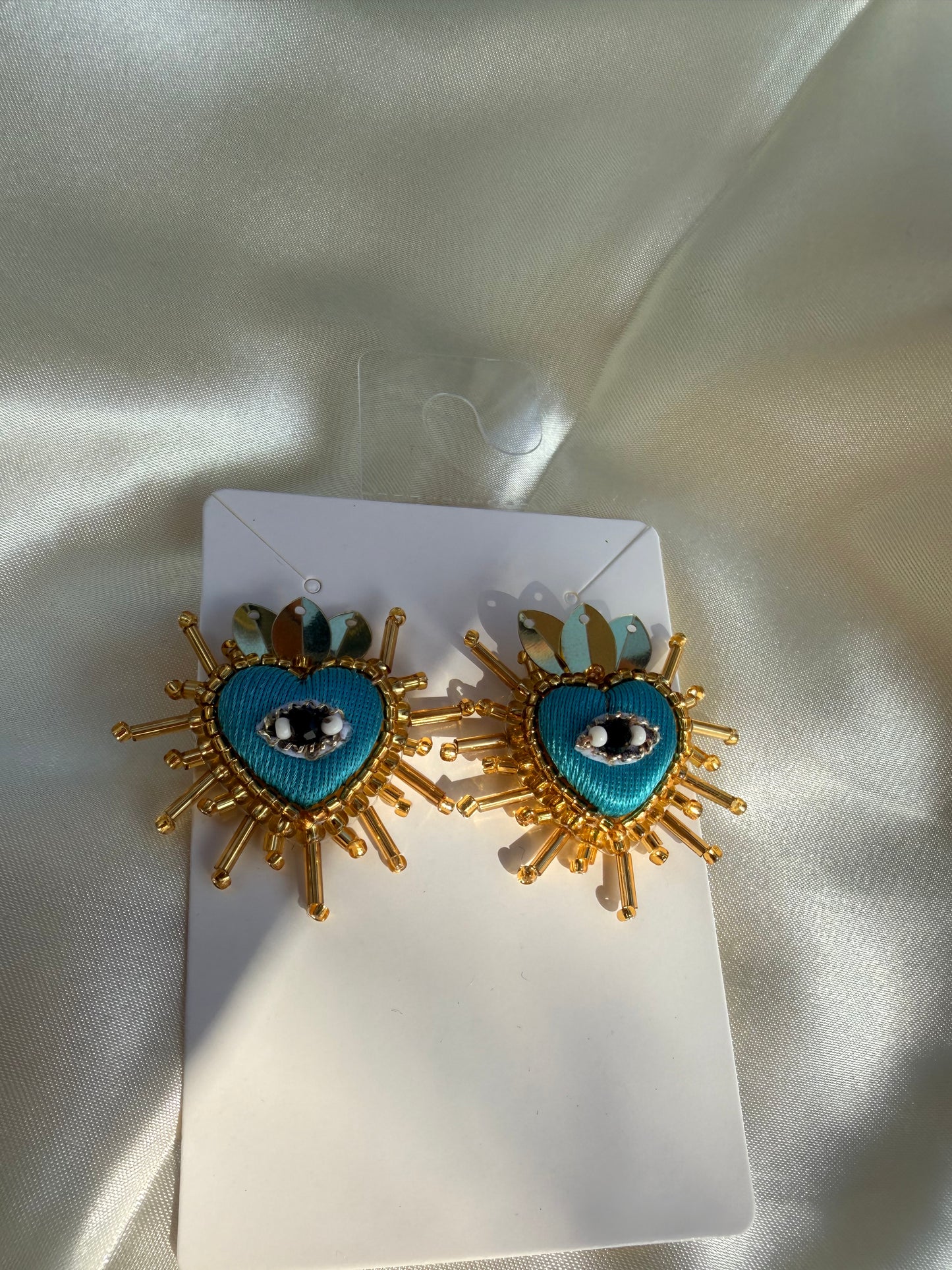 Aretes minis / milagritos / aretes artesanales /aretes minis ojo