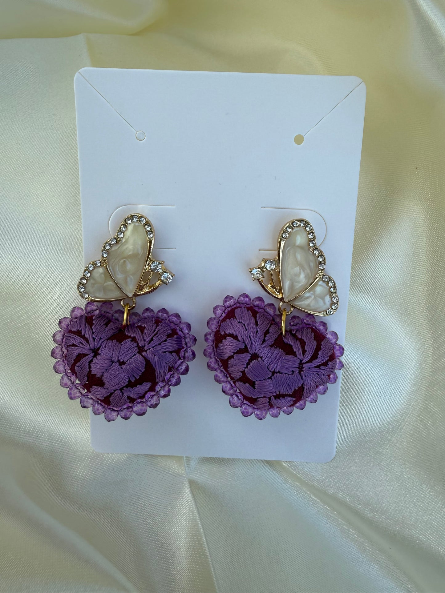 Aretes de corazon bordado minis/ aretes artesanales bordados a mano/ hand made jewelry/