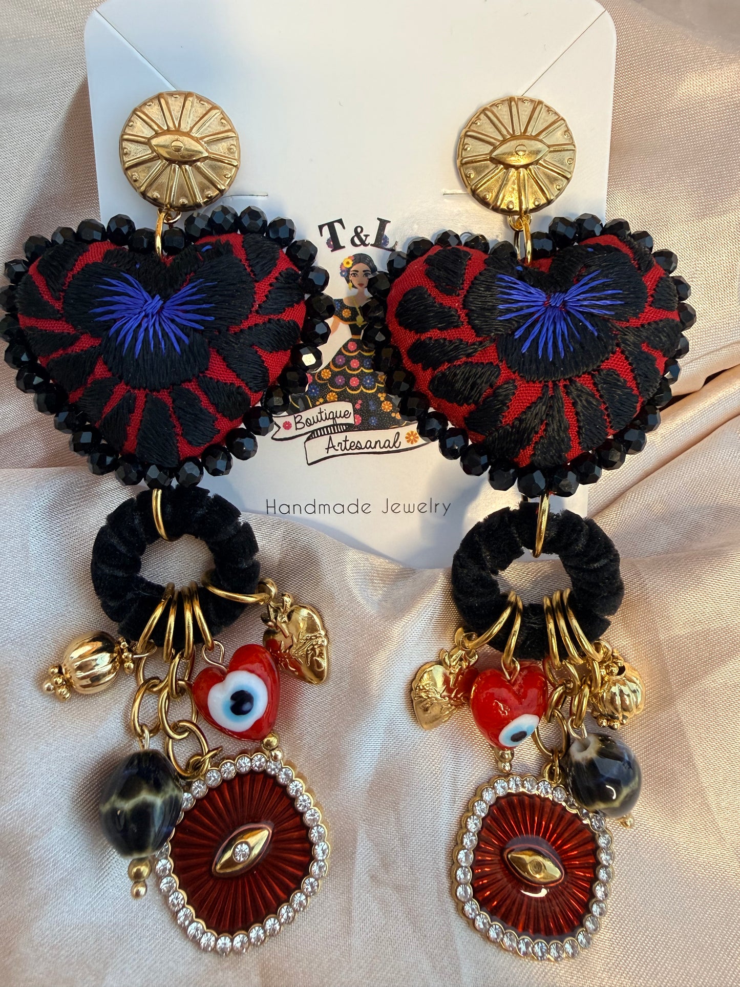 Aretes Corazón Bordado a Mano San Antonino con Ojos Protectores | Acero Inoxidable | Artesanía Oaxaqueña Ligera