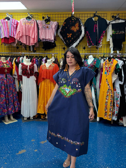 Huipil con bordado de historias/ Huipil bordado a mano/ Huipil de Michoacán