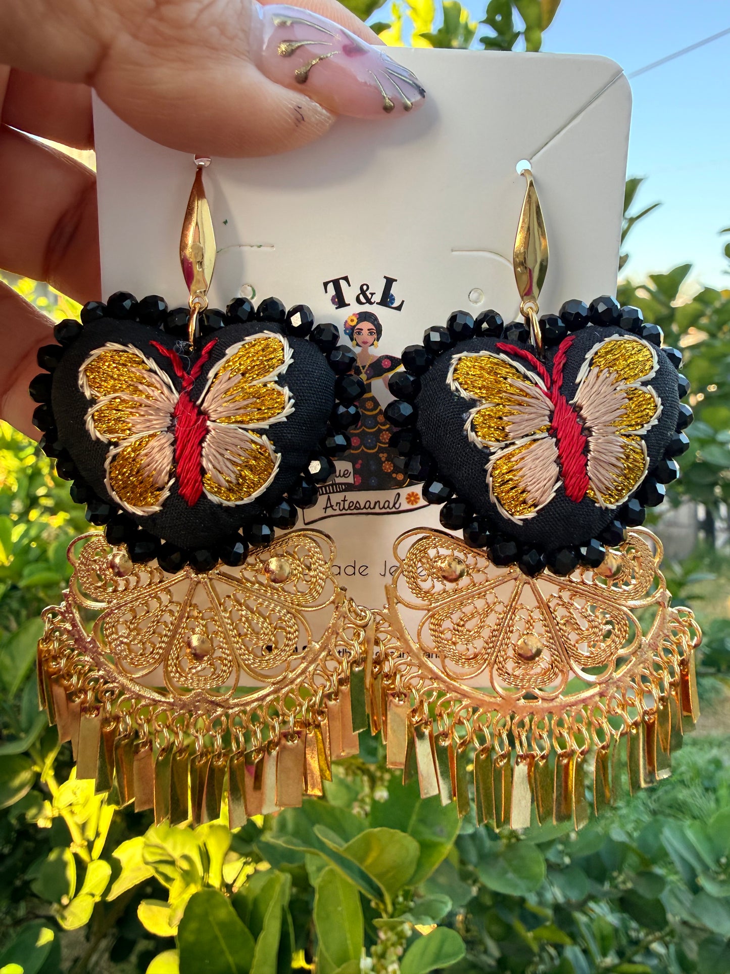 Aretes bordados a mano / aretes en forma de corazon/bordado mariposa
