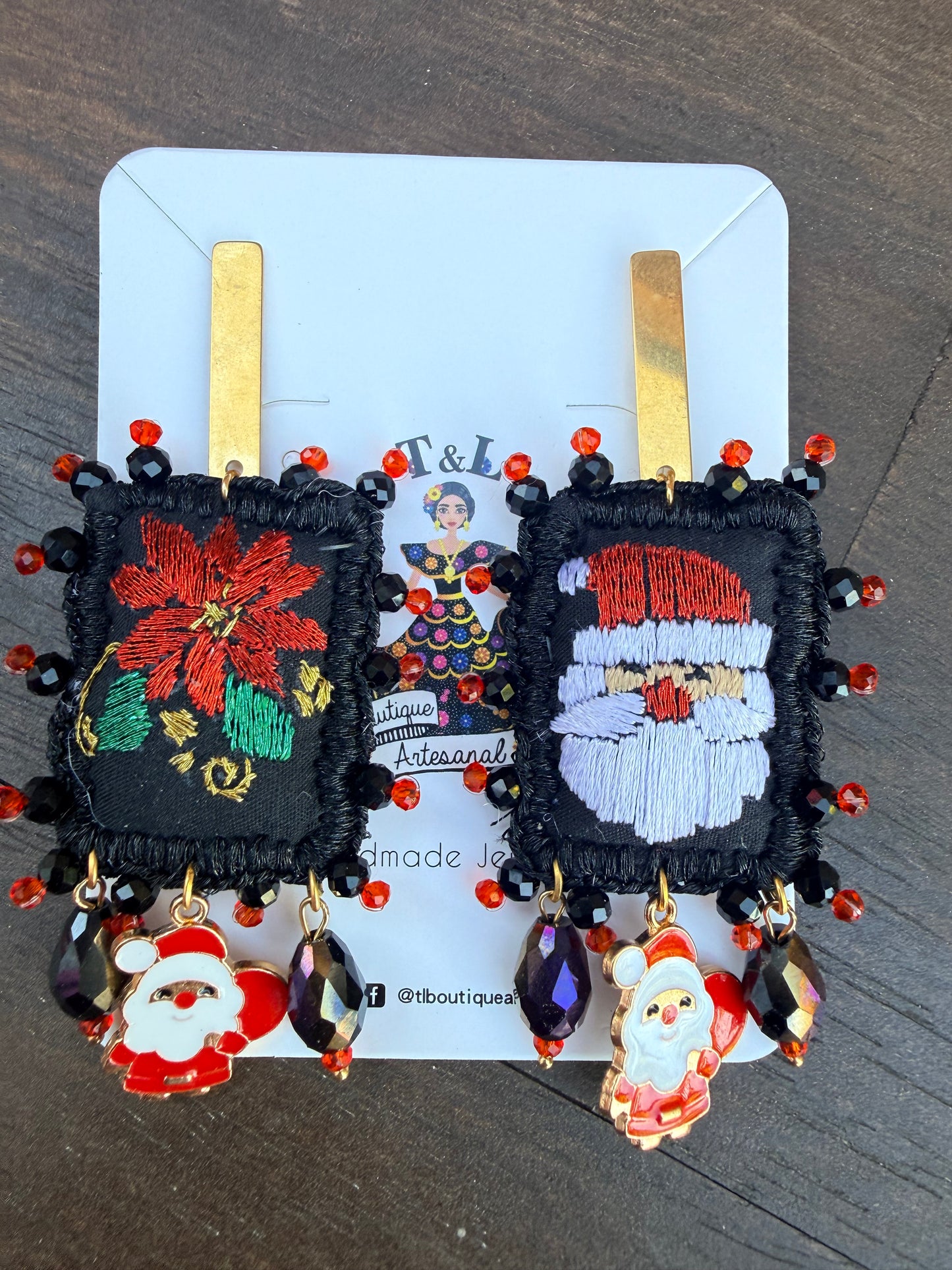 Aretes bordados  navideños/aretes artesanales/ santa/nochebuenas/grinch/hand made jewelry