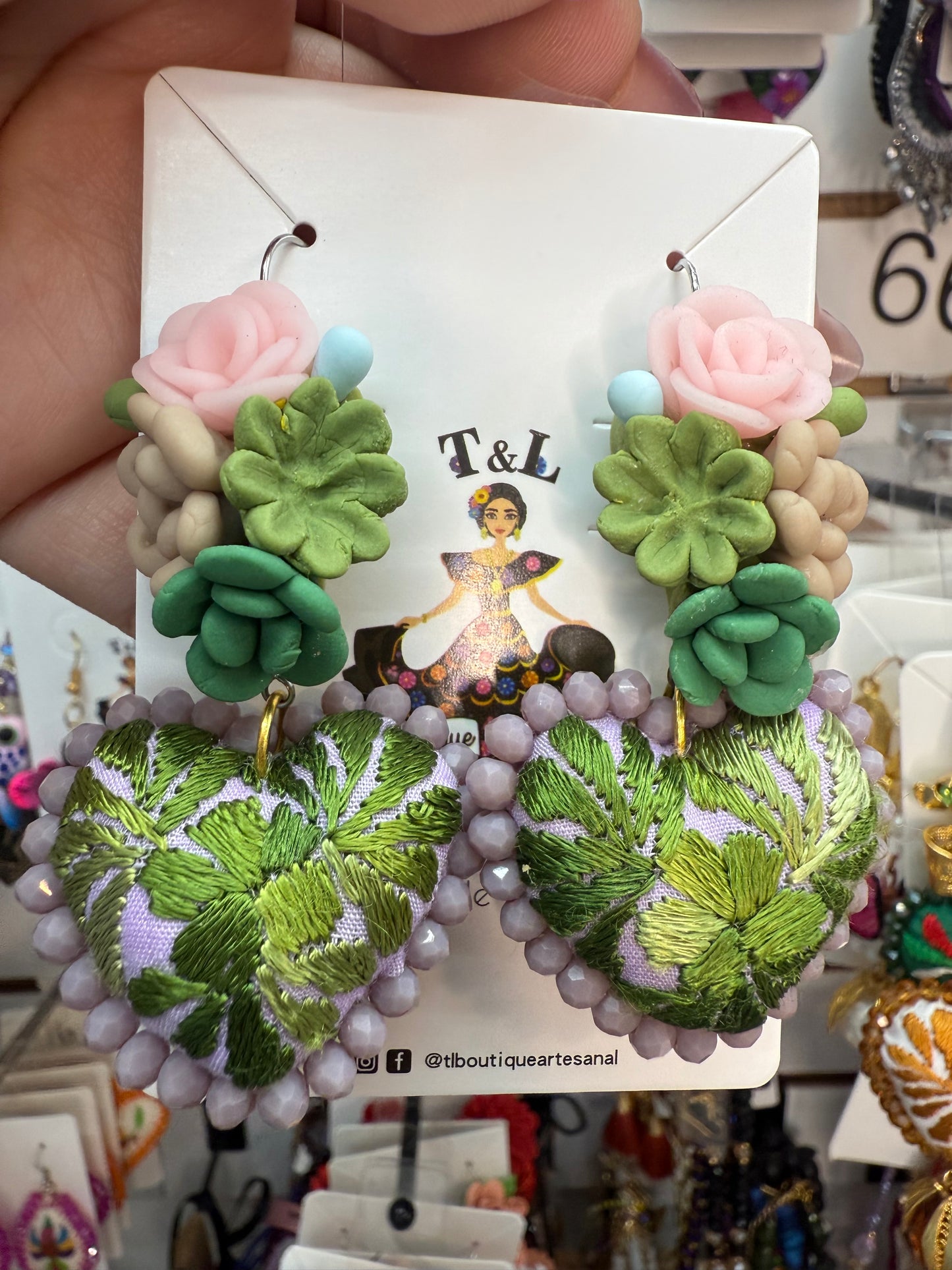 Aretes bordados a mano/pasta