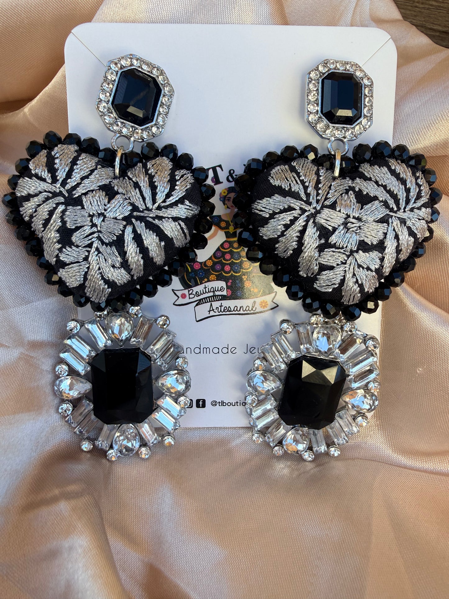 🖤 Aretes Bordados Negro y Plata con Cristales