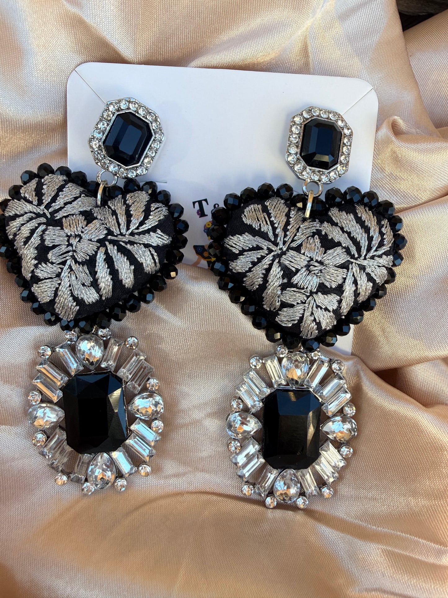 🖤 Aretes Bordados Negro y Plata con Cristales