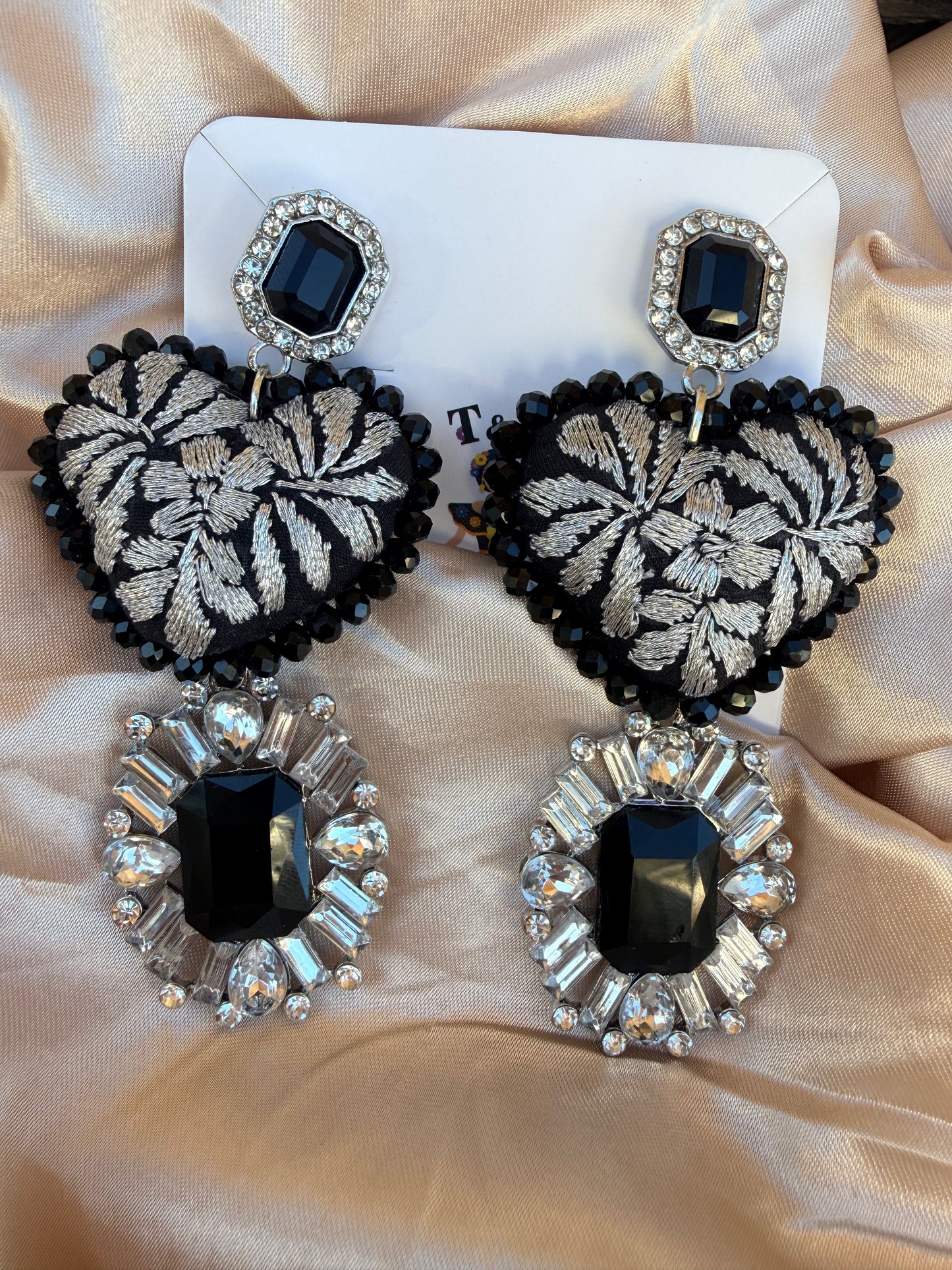 🖤 Aretes Bordados Negro y Plata con Cristales