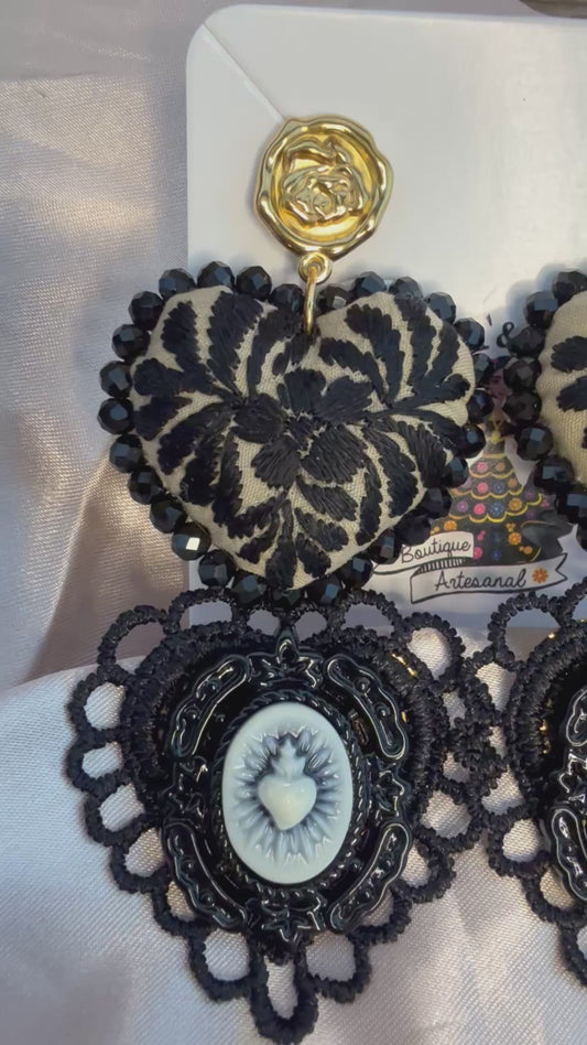 Aretes de Corazón Bordado a Mano con Sagrado Corazón de Jesús | Complemento de Acero Inoxidable | Joyería Artesanal Ligera